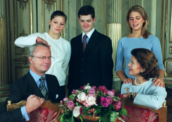 GODE MINNER: Den svenske kongefamilien, med prinsesse Madeleine på høyre flanke, fanget i et avslappet øyeblikk under den årlige jule- og nyttårsfotograferingen i 1999. Foto: NTB scanpix GODE MINNER: Den svenske kongefamilien, med prinsesse Madeleine på høyre flanke, fanget i et avslappet øyeblikk under den årlige jule- og nyttårsfotograferingen i 1999. Foto: NTB scanpix